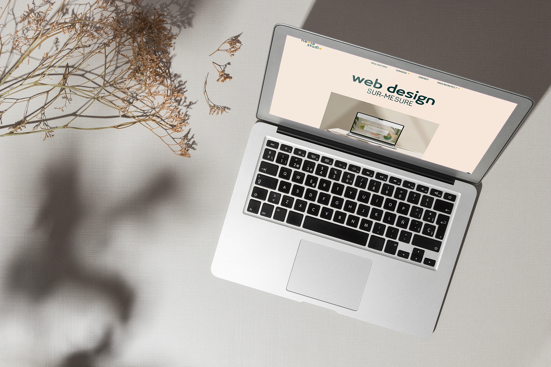 Mockup vue plongeante accueil heola studio